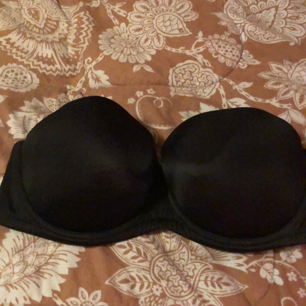 Black strapless bra